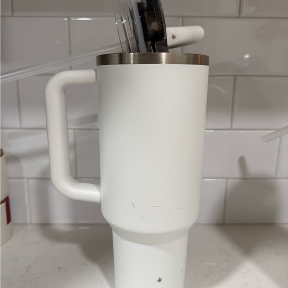 Stanley Classic White Tumblers with Clear Lids - Picture 6 of 8